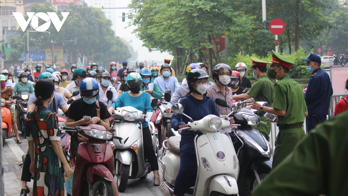 Some checkpoints in urban areas of Hanoi left crowded at peak hours